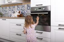 Dete, kuhinja, šporet, opekotina