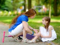 Dete, mama, park, povreda