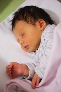 beba sa minđušom.jpg