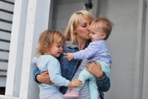 mama sa dve bebe.jpg