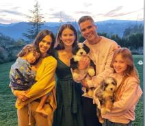 Džesika Alba sa porodicom