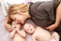 Mama, blizanci, bebe