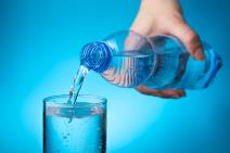 Flaša, čaša, voda