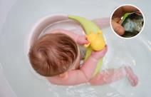 Mama isekla igračku za kupanje.