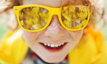 Da li dete treba da nosi naočare za Sunce.