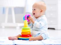 Kada beba počinje da sedi i kako da je naučite.