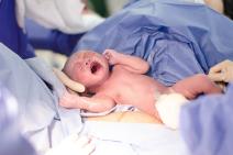 Procedura pregleda bebe u porodilištu.