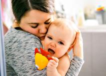 Zašto dete ne voli da se grli i ljubi.