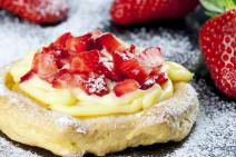 Recept za kolač od grčkog jogurta i voća.