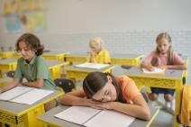 U koliko sati treba da počinju časovi u školi.