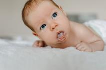 Zašto beba plazi jezik.