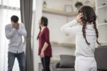 Roditelji se svađaju zbog ponašanja deteta.