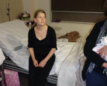 Mama o posetama rodbine da vide bebu posle porođaja.