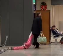 Tata sa devojčicom na aerodromu.jpg