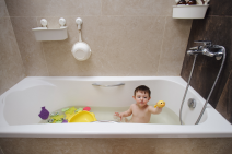 mama upozorila na igračku za kupanje sa baterijama.jpg