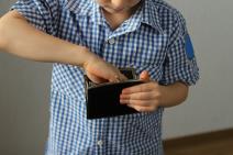 dečak ukrao novac majci da joj kupi poklon.jpg