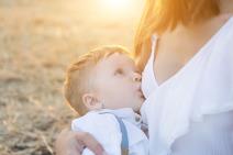 Majka doji sina od 5 godina.