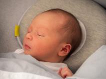 kako sprečiti ravnu glavu kod bebe.jpg