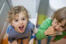 Dete govori ružne reči u kupatilu.