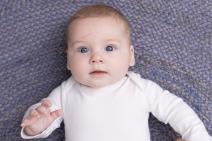 Zašto se beba grebe po licu