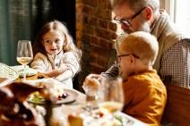 Francuski roditelji vaspitavanje dece za stolom.