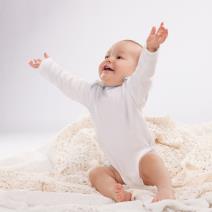 Zašto beba stalno maše rukicama