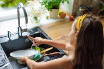 mama ne traži pomoć od dece za kućne poslove.jpg