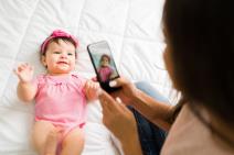 šta se krije iza potrebe da stalno objavljujete slike bebe