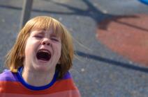 Kako se da se ponašate kada se dete povređuje iz besa