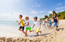 Deca gađala kamenjem sve na plaži