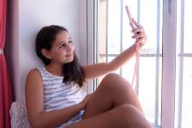 majka ne da ćerki da se igra napolju.jpg