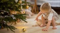 Dete pored novogodišnje jelke