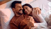 Nasmejani par leži u krevetu