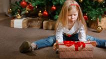 Devojčica razočarana novogodišnjim poklonom