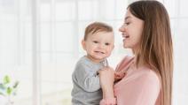 Mama drži dete