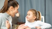 Mama razgovara sa detetom