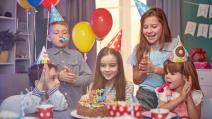Devojčica slavi rođendan sa drugarima