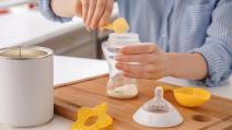 Mama priprema mlečnu formulu za bebu