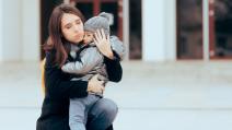 Mama grli i teši dete