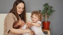 Mama sa bebom i starijim detetom