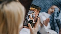 Mama fotografiše bebu telefonom