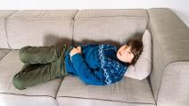 Dečak leži na kauču