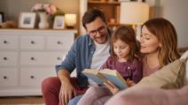 Roditelji čitaju ćerki knjigu