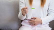 Žena sa testom za trudnoću