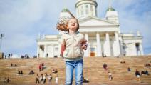 Nasmejana devojčica ispred katedrale u Helsinkiju