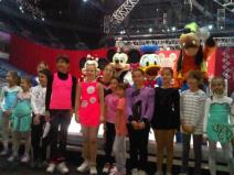 cas-klizanja-sa-cuvenom-trupom-dizni-na-ledu