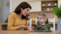 Majka objašnjava nešto detetu