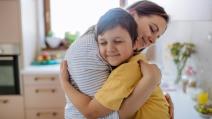 Majka i sin se grle