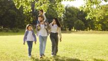 Roditelji sa decom šetaju u prirodi