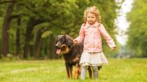 Devojčica vodi psa